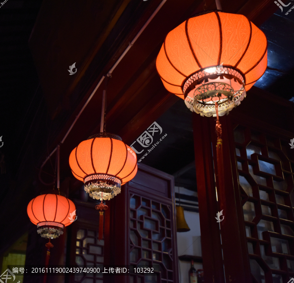 仰拍的紅燈籠