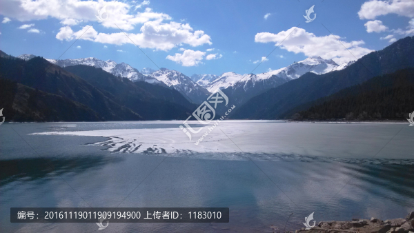 天山天池藍(lán)白云雪山倒影靜波紋涼