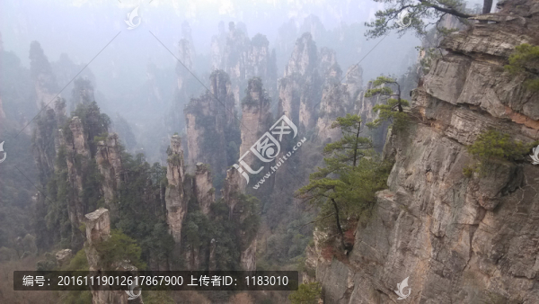 張家界武陵地質(zhì)懸崖峭壁石柱奇險(xiǎn)
