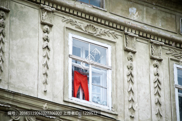 櫥窗里的紅褲子