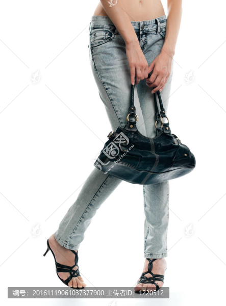 漂亮的年輕女人帶包