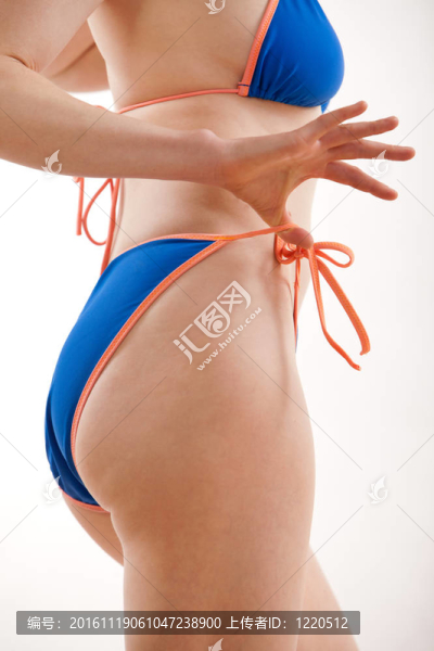 穿泳裝的白人女子-匯圖網(wǎng) www.fosd68.com 穿泳裝的白人女子