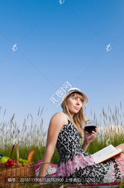少女讀書與飲酒
