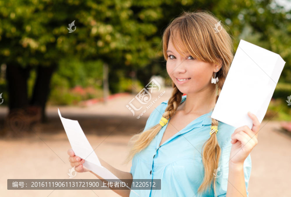 美麗的年輕學(xué)生女孩與信