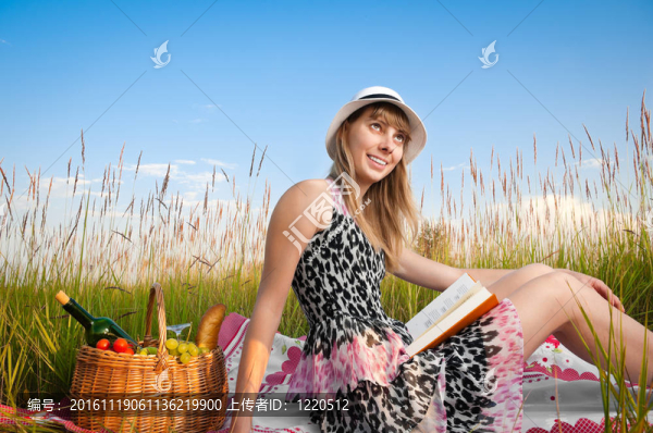 年輕女孩閱讀書