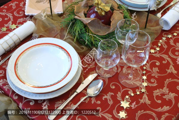 裝飾圣誕桌服務(wù)。玻璃；蠟燭；板。