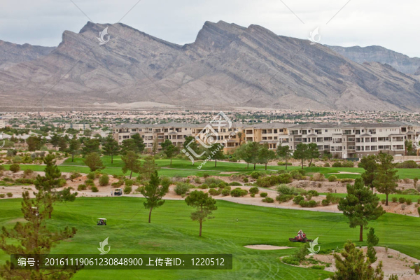 高爾夫球場(chǎng)的公寓和Mountains