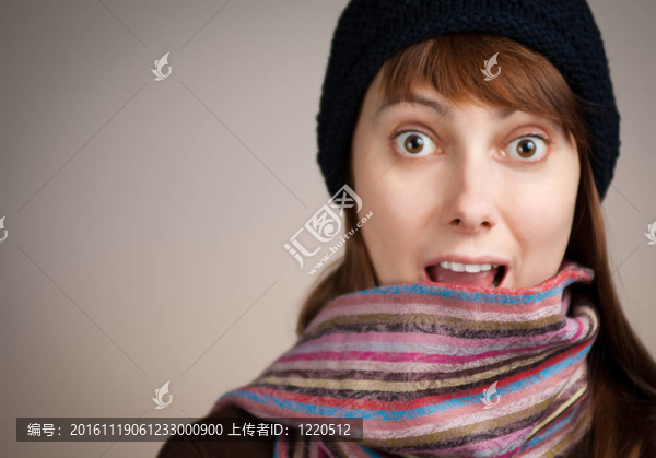 驚訝美麗的年輕女人