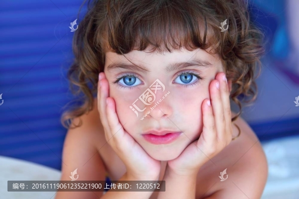 美麗的藍(lán)眼睛小女孩肖像臉上