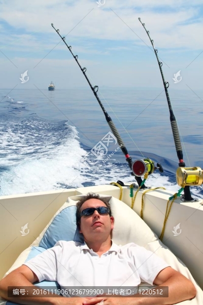 水手在船上釣魚