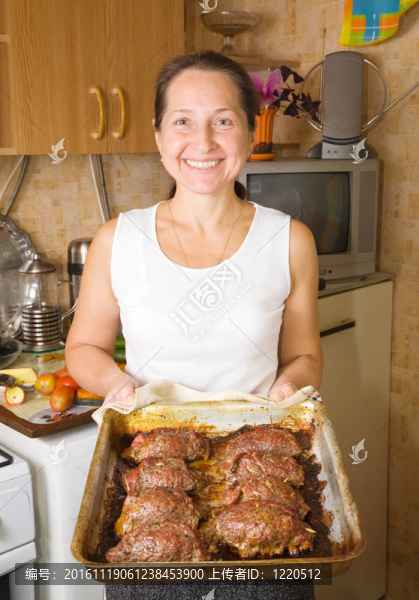 熟烤牛肉的女人