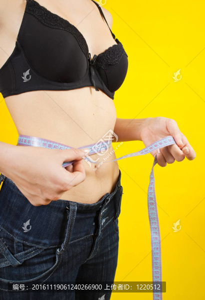 測量腰圍的女孩