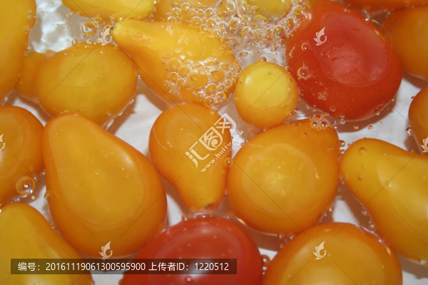 在小家伙的黃色梨、紅番茄