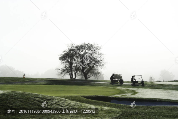 等待綠色的高爾夫球車