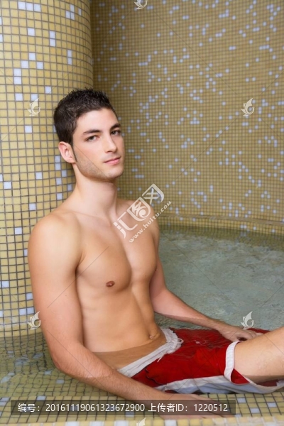 年輕性感SPA男子坐冷水水池療法