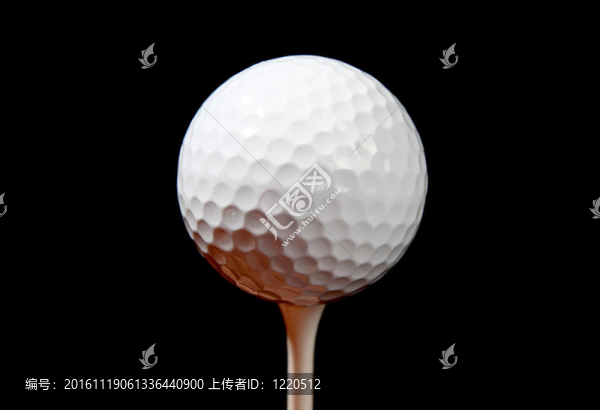 一種在黑色上的發(fā)球臺上的高爾夫球