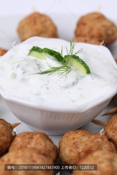 酸奶黃瓜和烤肉串