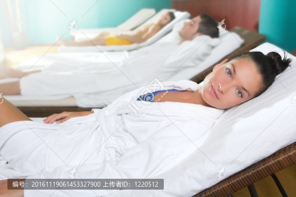 SPA放松室吊床排漂亮的女孩