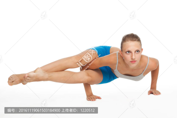美麗的年輕女子在瑜伽姿勢(shì)