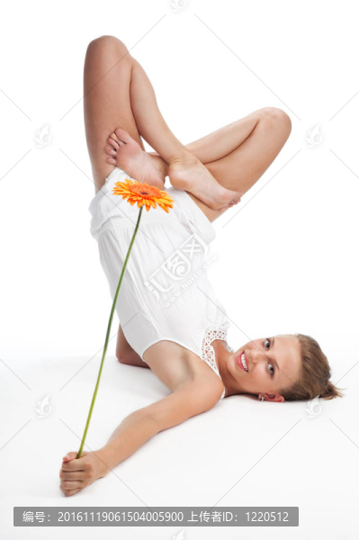 瑜伽姿勢(shì)抱花的女人