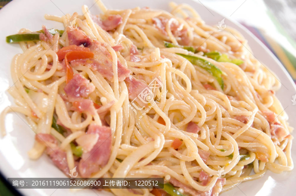 尼加拉瓜面食意大利面培根辣椒西紅柿