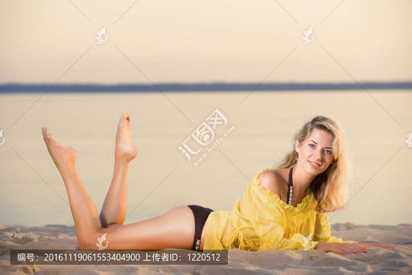 美麗的金發(fā)女郎在海灘上