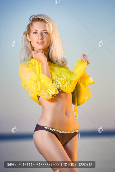 美麗的金發(fā)女郎在海灘上