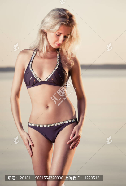 美麗的金發(fā)女郎在海灘上