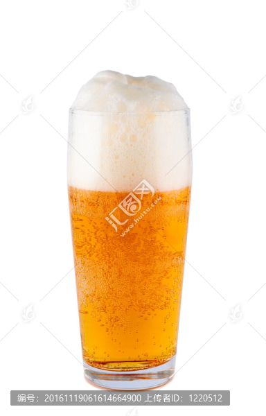 白色背景玻璃中的淡啤酒。裁剪路徑。