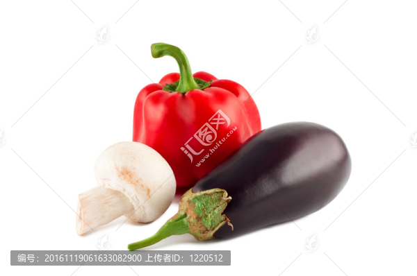 辣椒；蘑菇；白背景茄子。