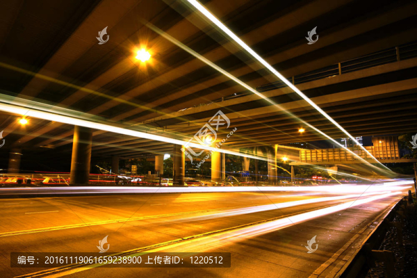 城市公路夜間光線軌跡