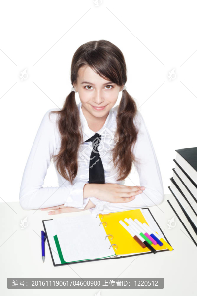 在學(xué)校課桌上的十幾歲的女孩