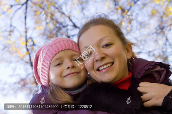 幸福的母親和她的女兒