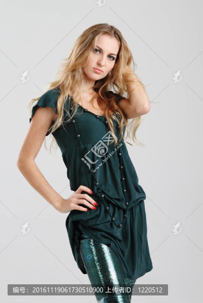 穿綠衣服的女孩