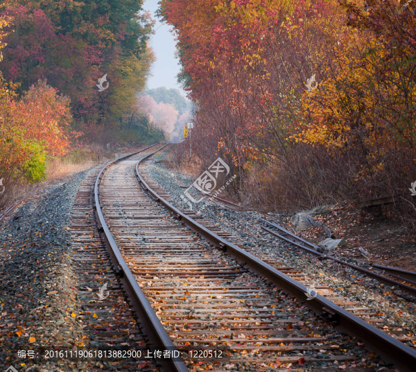 沿著彎曲的鐵軌