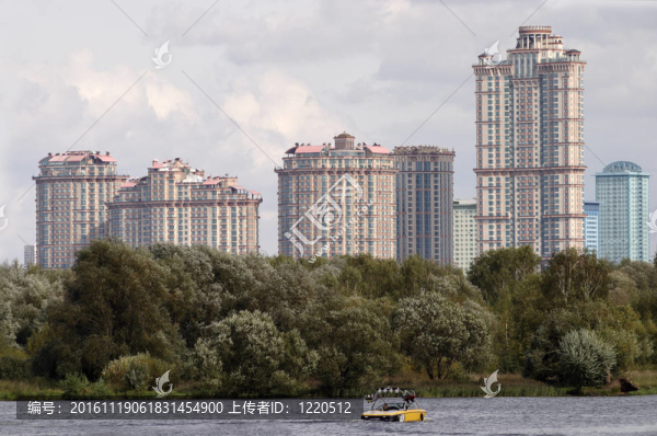 河上的一條船和高層建筑-匯圖網(wǎng) www.fosd68.com 河上的一條船和高層建筑