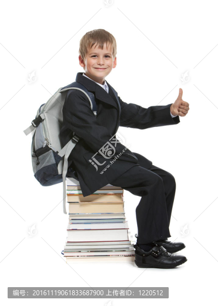 坐在書上的男生