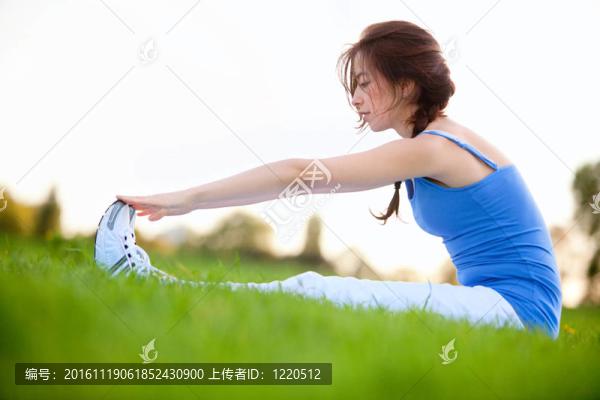 女人伸出室外