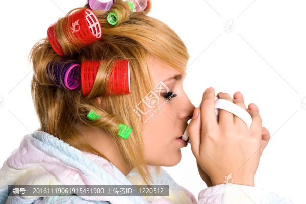 用卷發(fā)器和杯的家庭主婦