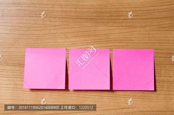 許多提醒筆記的木制背景