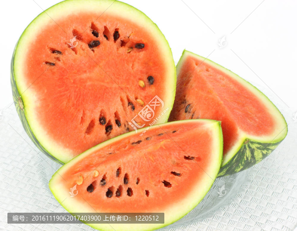 在玻璃盤上切西瓜