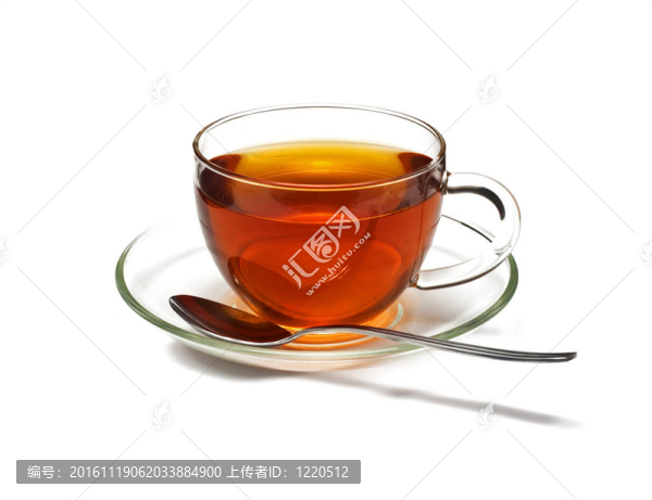 具有紅茶和勺子的玻璃杯