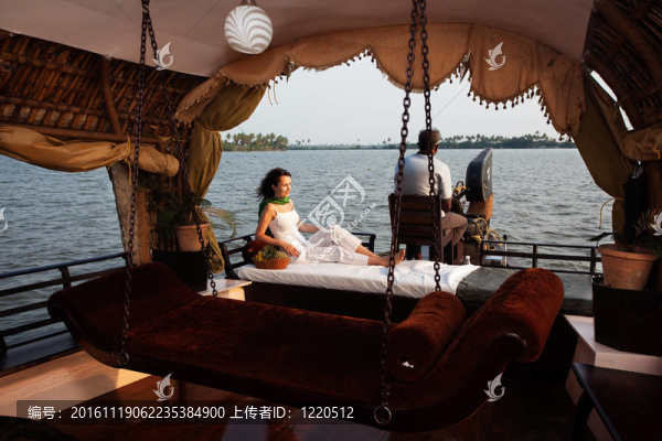 在喀拉拉邦州的印度一帶游艇旅游