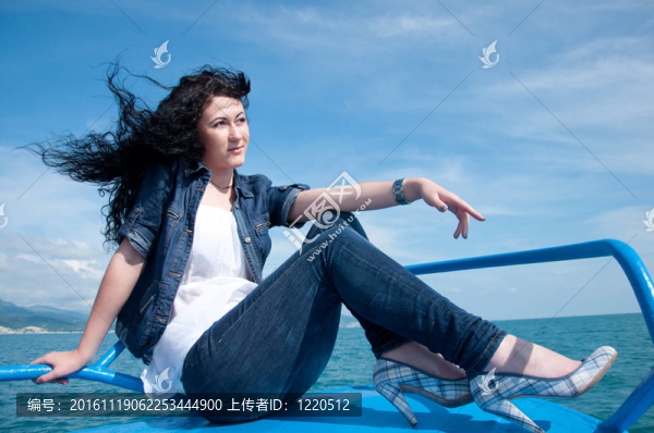 海上游艇上美麗的年輕女子