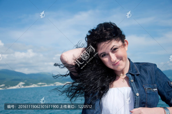 海上游艇上美麗的年輕女子