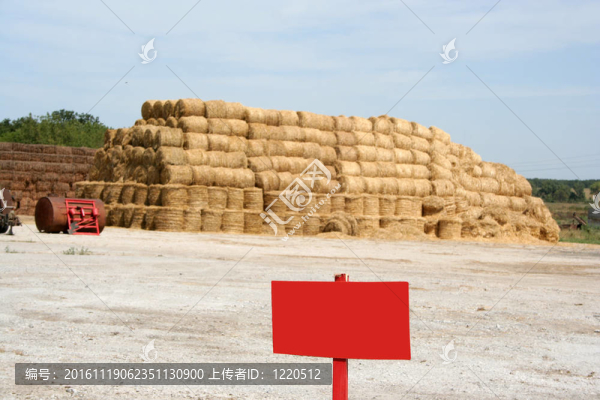 板在農(nóng)場對干草垛
