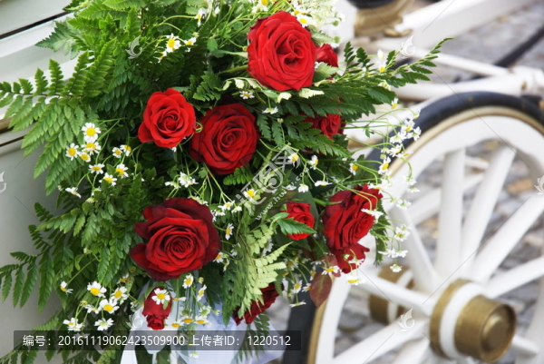 側(cè)面有巨大花束的婚禮馬車
