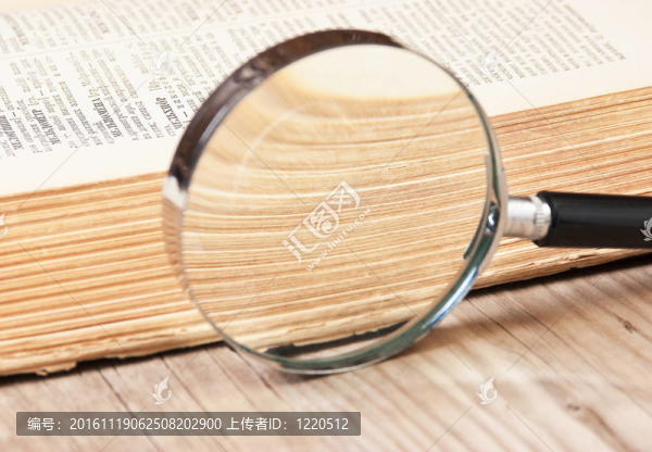 舊書和放大鏡