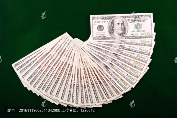 綠色背景下的美元風(fēng)扇組合