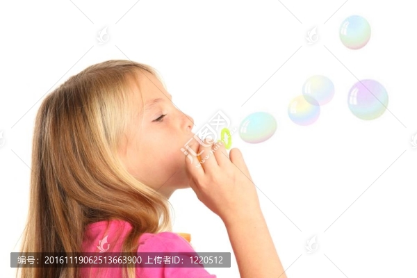漂亮的孩子吹泡泡